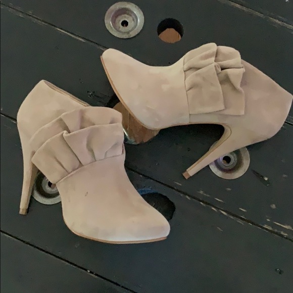 Zara WOMAN Tan Suede Ruffle Booties - Picture 1 of 15